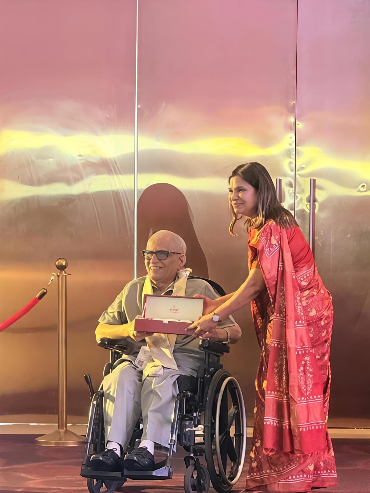 Dr. Ammbulkar presenting a memento to Dr. Suresh Advani